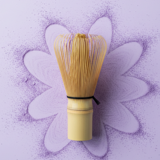 je veux un fouet en bambou sur un fond violet claire image format carré, le fouet au centre qu'on puisse bien voir le fouet et rajouter un peu de poudre d'ube 