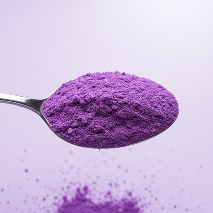 une cuillère avec de la poudre d'ube , fond violet claire 